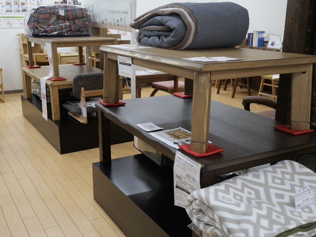こたつ展示致しました。コマツヤ家具