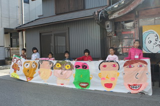 お抱えカメラマンの写真～絵本を抱えて　かおをえがこう編～