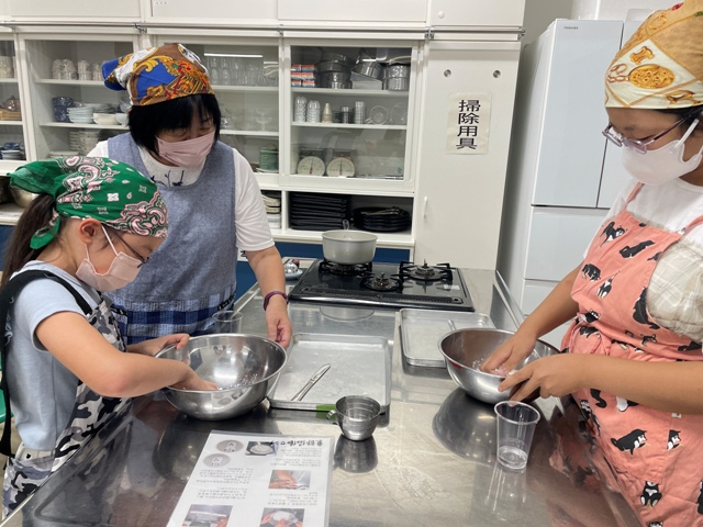 子ども講座　チョコ入り団子とうさぎ餅　　主催：東部協働センター