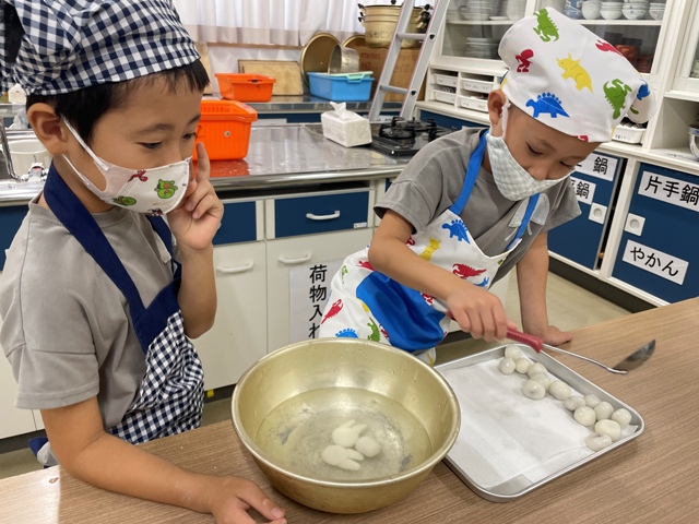 子ども講座　チョコ入り団子とうさぎ餅　　主催：東部協働センター