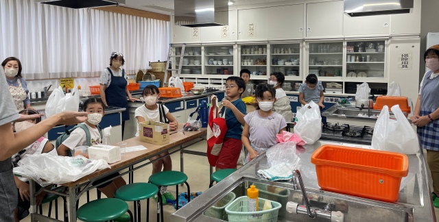 子ども講座　チョコ入り団子とうさぎ餅　　主催：東部協働センター