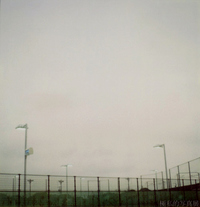 テニスコートの上の曇り空