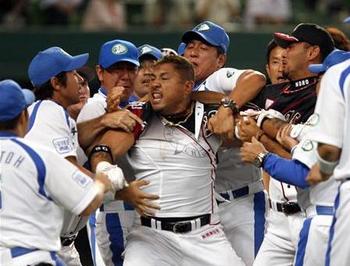 見事な首投げ！