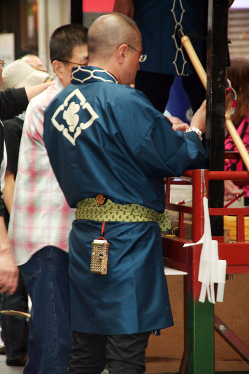 三社祭で見つけた粋な着こなし L 絶対負けない 菊一輪