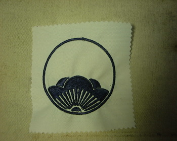 手甲に家紋。