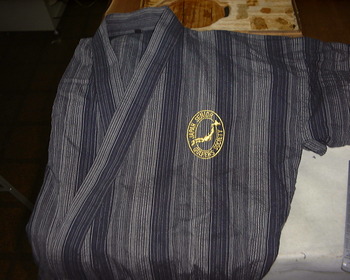 甚平の胸に入れました。