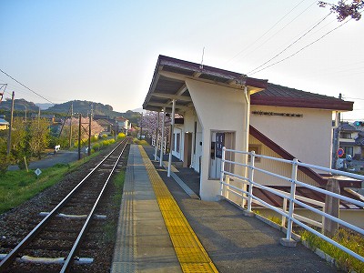 尾奈駅　プラットホーム