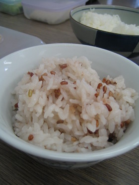 1時間浸水した赤米と白米試食