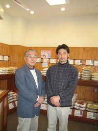 雑誌記者の取材を受ける