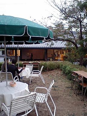 雨の日のカフェ
