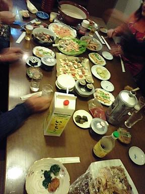 家族で囲む食卓。