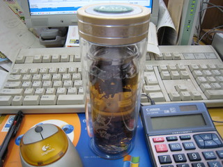 お茶を飲みながら事務仕事