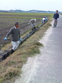 農家の水路そうじはじまるょ 2010/05/10 02:14:44