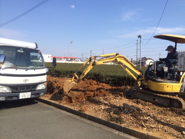 ユンボーで茶畑の整備