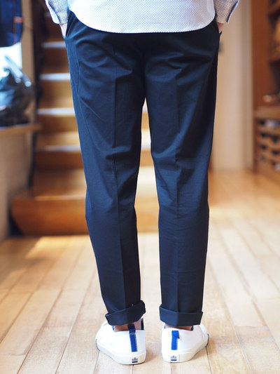 ベーシックなスタイルに変化を！チノストレッチワンタックワイドテーパードパンツ/MEN’S MELROSE