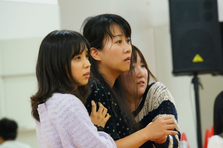 怯える３姉妹。