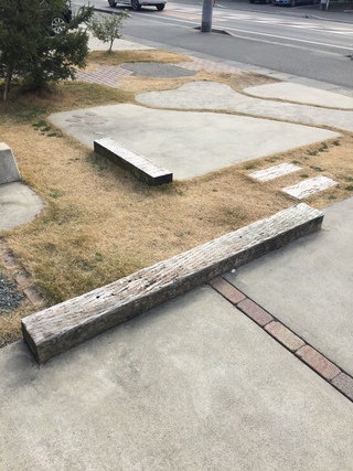 駐車場の枕木塗装作戦(￣^￣)ゞ