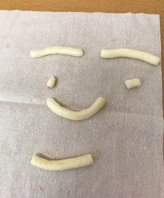 お菓子で似顔絵♪