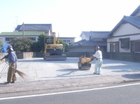 建物から駐車場へ！ 2011/09/09 17:49:32