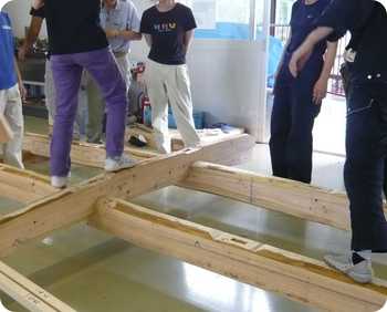 7月10日　小屋梁（丸太）作業完成　東屋準備
