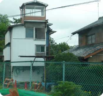 7月8日　小屋梁（丸太）作業続き