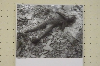 ７月17日　磐田図書館　原爆被爆写真展