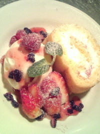 いちごのロールケーキ２ 2010/03/05 23:33:09