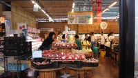 袋井の『とれたて食楽部』へスイカとニンジンを