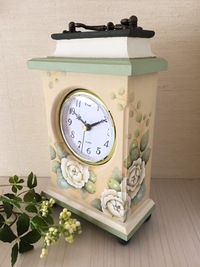 白薔薇とスグリの置き時計 2020/04/04 19:29:36