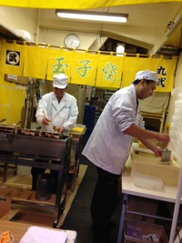築地場外市場へ
