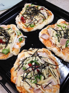 お昼は手作りピザ♪