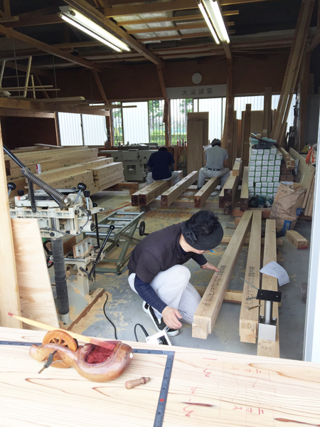 作業場にて刻み