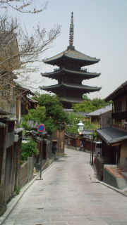 食事と八坂の塔
