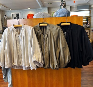 Cloche バルーンスリーブシアージップブルゾン入荷しましたぁ♪
