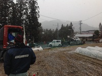 愛知県の東栄で午前中解体の確認をしていると雪が降ってきました。 2016/02/09 18:09:53