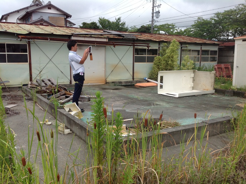 解体下見を後輩と一緒に　下見をする後輩