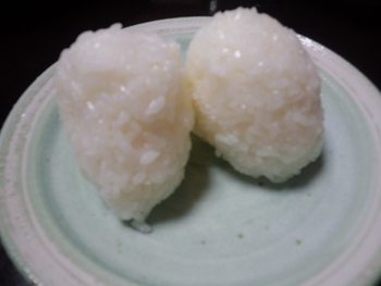 息子手作り塩むすび