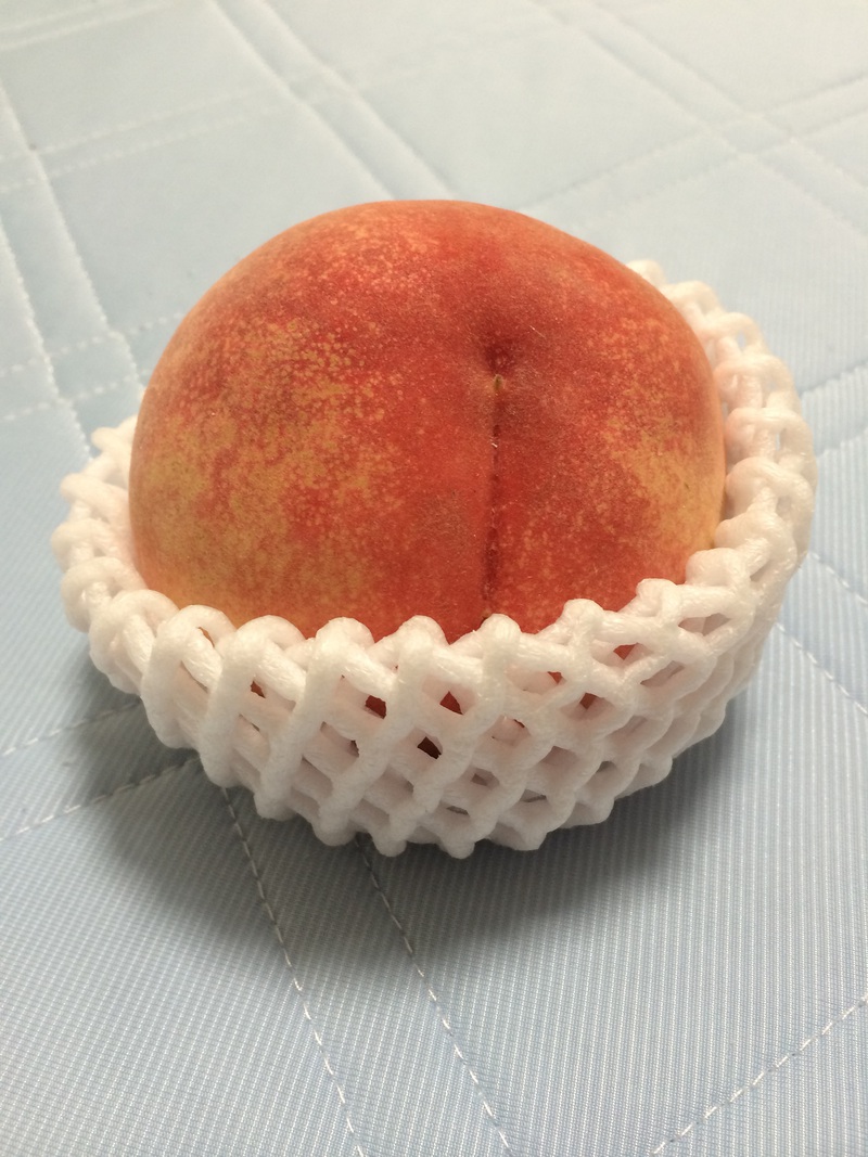かたい桃