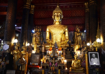ワット・マイ観光③　（ラオスの旅）