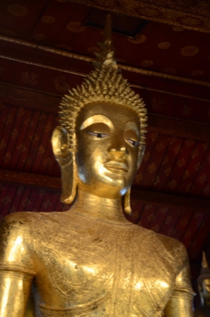 ワット・マイ観光③　（ラオスの旅）