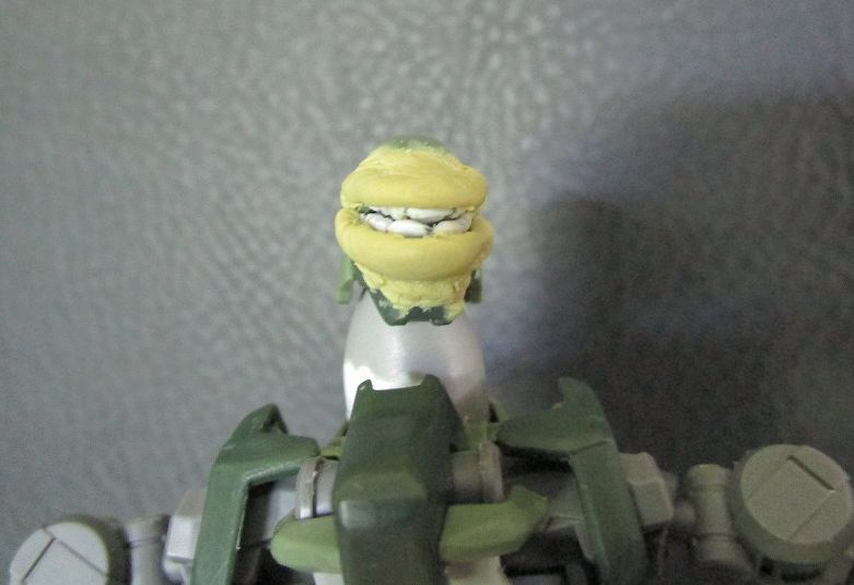【HG】　グレイズ改造 エヴァ　顔のパテ盛り