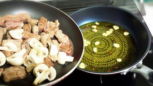 牛肉とマッシュルームのアヒージョ