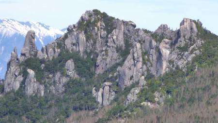 登山道と大ヤスリ岩