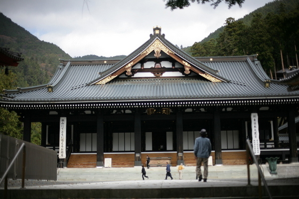 身延山久遠寺を訪ねる。