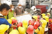 舞阪幼稚園しらす探検隊　年少さんと勇気の手をつないで