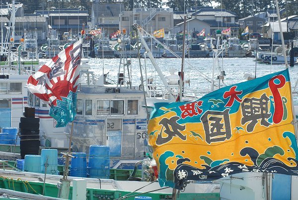 舞阪漁港の風にフライキ（富来旗）はためく