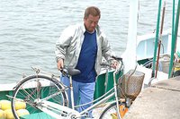 舞阪モチガツオ漁　自転車を積む西船「文誠丸」