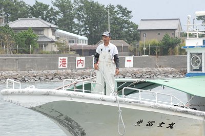 舞阪港の絆　舳先の漁師さんは前縄を持って