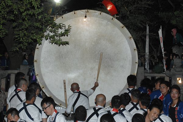 舞阪大太鼓まつり岐佐神社祭典　仲町朝日青年太鼓境内へ上がる