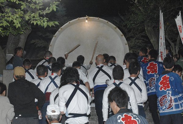 舞阪大太鼓まつり岐佐神社祭典　仲町朝日青年太鼓境内へ上がる